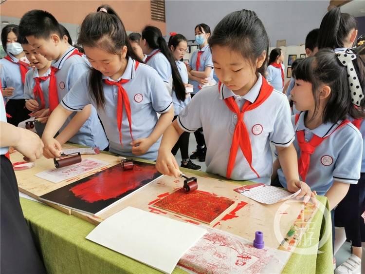 粗心乘客遗落物品 保洁员捡到物归原主