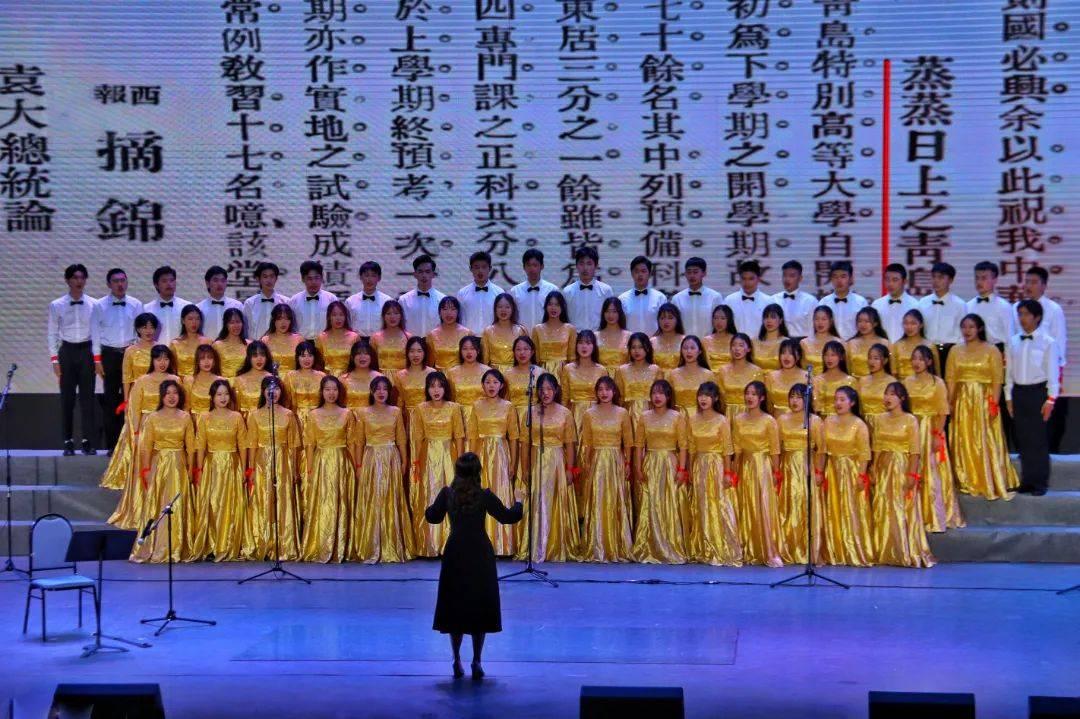 小车侧翻河中四人被困,危急时刻,民警和“白衣侠”一起跳下冰河!